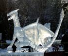 Импозантная Скульптура дракона сделал полностью с льдом